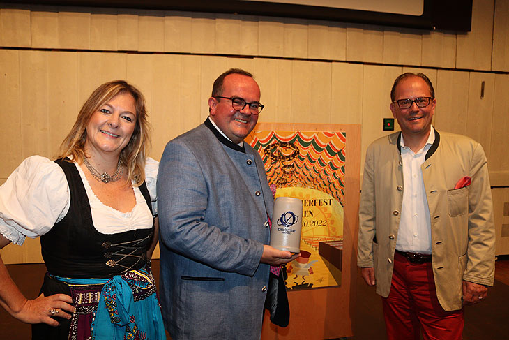 Wiesn-Stadträtin Anja Berger, Wirtschaftreferent Clemens Baumgärtner mit Kruge und neuem Logo, und Münchens 2. Bürgermeister Manuel Pretzl (©Foto: Martin Schmitz)
